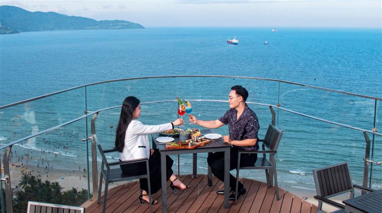 Belle Maison Parosand Đà Nẵng sở hữu vị trí thuận lợi nằm đối diện bãi biển Mỹ Khê và nhiều vui chơi, ăn uống hấp dẫn. 