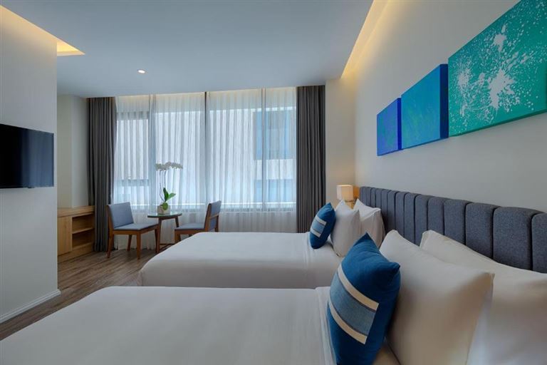 Phòng Senior Deluxe trang bị giường đôi hoặc giường đơn cùng chăn, ga, gối đệm mềm mại, cao cấp cho khách hàng. 