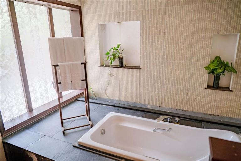 Hạng phòng Deluxe lý tưởng cho các cặp đôi, trang bị giường đôi và bồn tắm nằm hiện đại. (nguồn: facebook.com)Hạng phòng Deluxe lý tưởng cho các cặp đôi, trang bị giường đôi và bồn tắm nằm hiện đại. 
