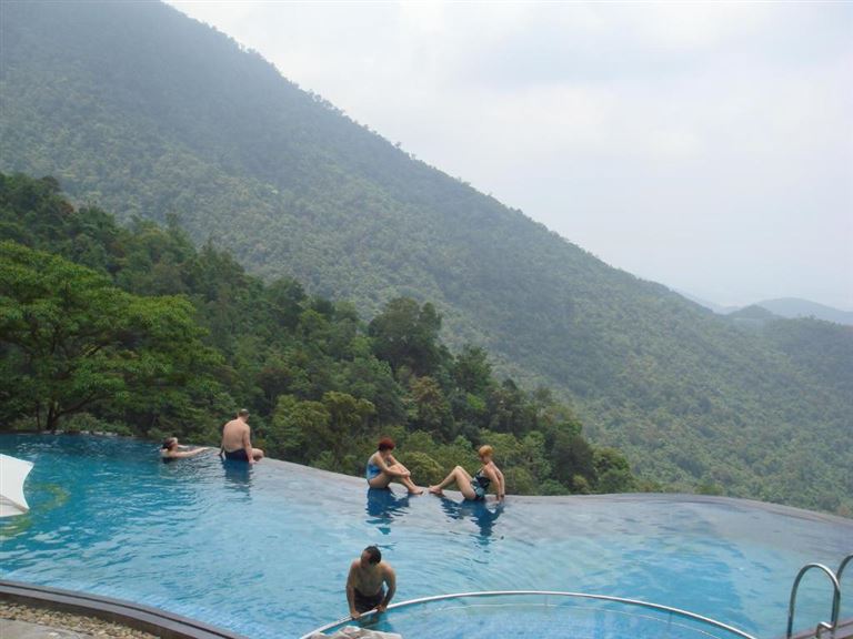 Du khách sẽ có cơ hội bơi lội tại hồ bơi vô cực có tầm nhìn hướng ra toàn cảnh núi non Tam Đảo hùng vĩ. 