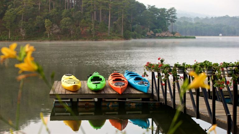 Với lợi thế nằm trong khuôn viên du lịch hồ Tuyền Lâm, khách lưu trú có thể trải nghiệm chèo thuyền kayak trên mặt hồ thơ mộng. (Nguồn: Facebook.com)