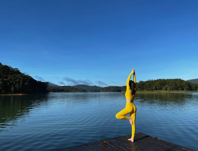 Trải nghiệm tập Yoga hoặc Thái Cực Quyền giữa khung cảnh hùng vĩ của rừng núi và hồ nước quả là một trải nghiệm có 1-0-2. (Nguồn: Facebook.com)