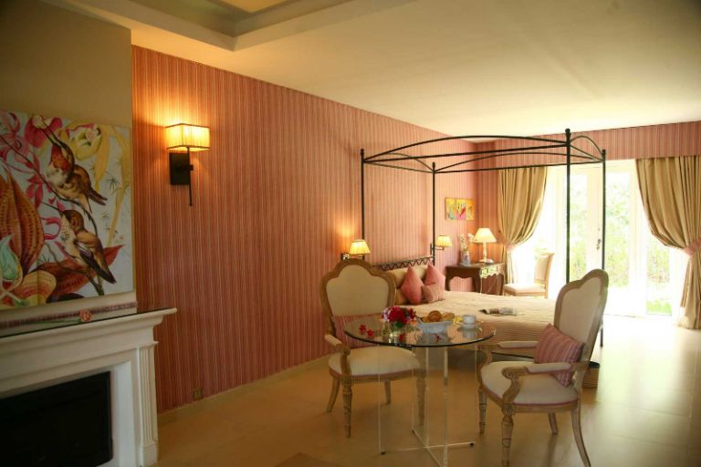 Trang trí phòng Suite theo phong cách shabby chic với màu hồng pastel nữ tính kết hợp với chi tiết kẻ sọc đặc trưng. (Nguồn: Booking.com)