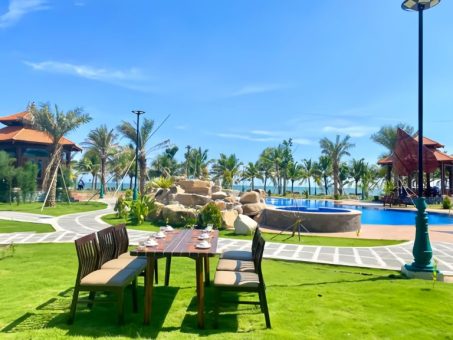 Cam Bình Resort nằm giữa một khoảng không rộng lớn được bao quanh bởi biển và cây xanh.