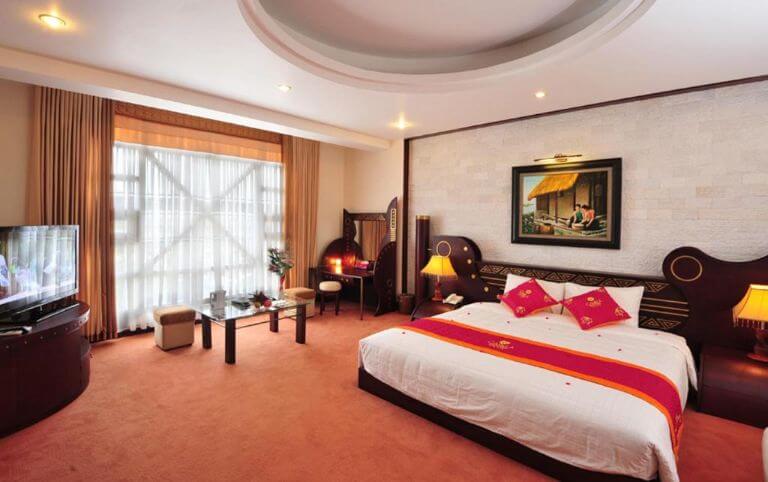 Phòng Suite nổi bật với không gian rộng rãi và thiết kế mang nét sang trọng. (Nguồn: Booking.com)
