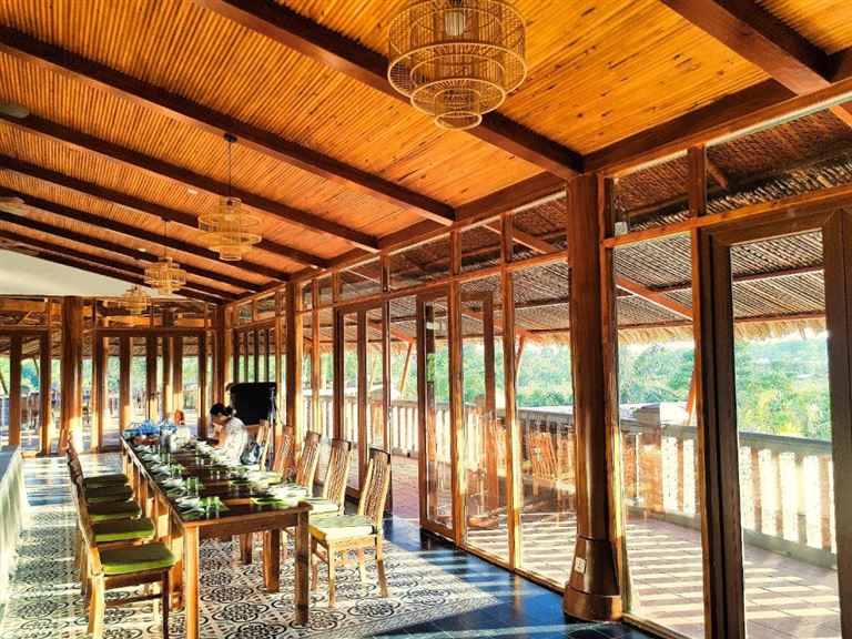 Không gian nhà hàng sang trọng, gần gũi, thân thiện với vách và trần nhà được làm từ gỗ, lá khô.