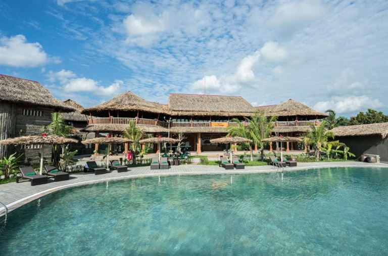 Khu nghỉ dưỡng Cần Thơ Ecolodge Resort nằm không quá gần trung tâm thành phố đảm bảo cho khách hàng sự yên bình khi lưu trú.