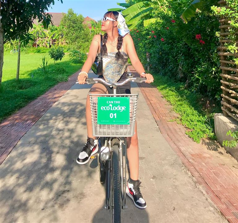 Khu nghỉ dưỡng cung cấp xe đạp hoàn toàn miễn phí cho khách hàng tự do khám phá cảnh đẹp và con người làng Ba Láng. 