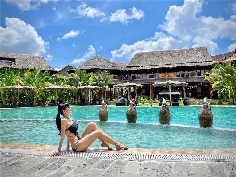 Du khách có được những bức hình để đời tại bể bơi ngoài trời của Cần Thơ Ecolodge Resort. 