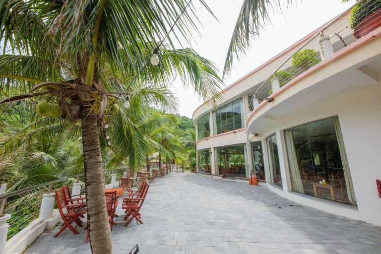 Nhà hàng của Cát Bà Island Resort & Spa được đặt tại tầng 4 và 5 của tòa biệt thư bên phải.