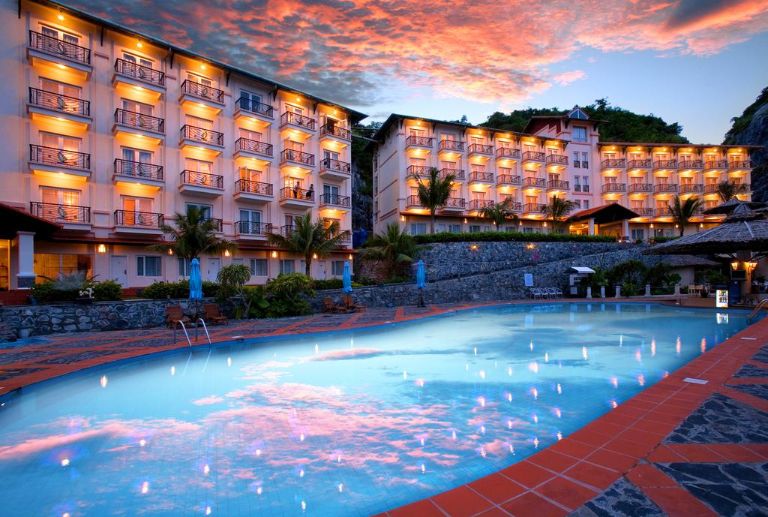 Cát Bà Island Resort & Spa lên đèn khi hoàng hôn xuống như không gian cổ tích trời Âu.