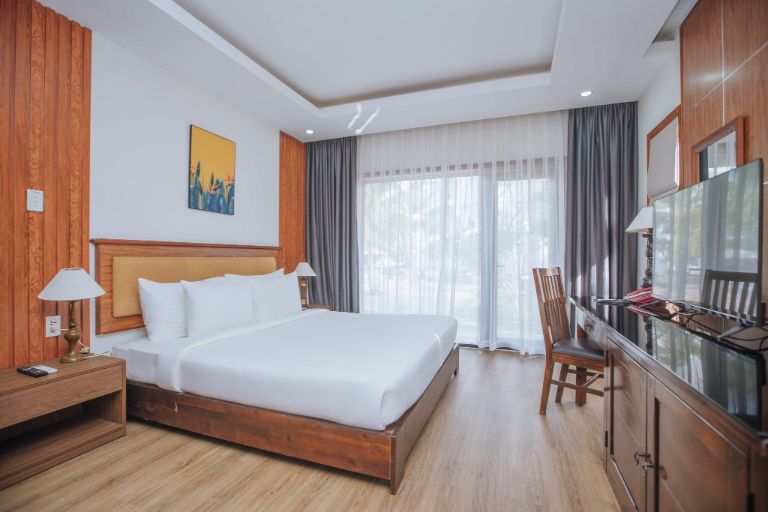 Phòng ngủ có thiết kế sang trọng, hiện đại với giường được trang bị là giường kingsize cỡ lớn, thoái mái cho 2 người dùng và có ban cộng rộng rãi có view nhìn ra bãi biển vô cùng đẹp.