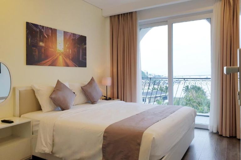 Uma Premier Suite được trang bị 1 giường đôi cỡ King, co0s ban công ngắm cảnh cực chil (nguồn: Booking.com).