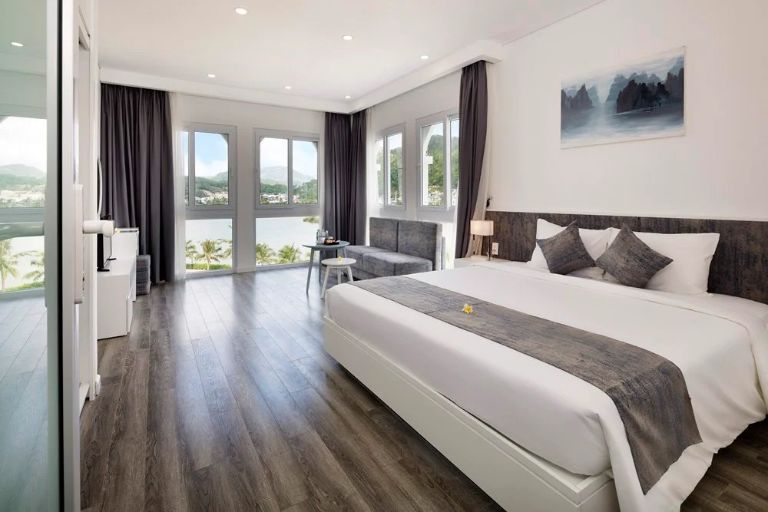 Phòng ngủ có thiết kế vô cùng sang trọng và có tầm nhìn ra biển cực đẹp (nguồn: Booking.com).