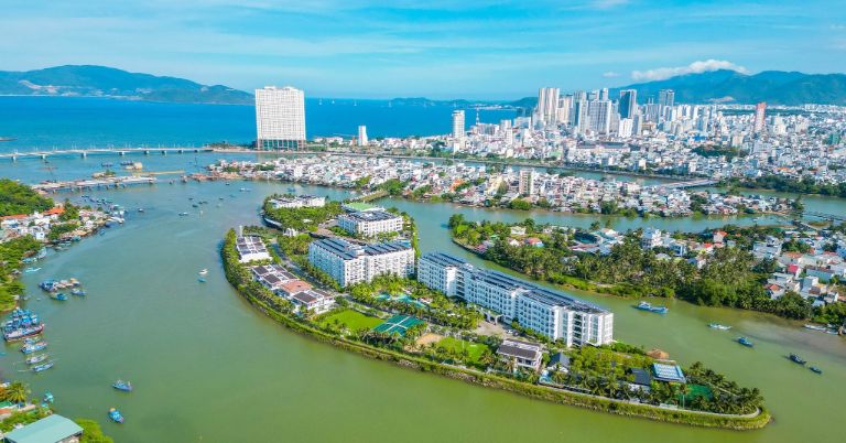 Cham Oasis Nha Trang Resort Condotel được mệnh danh là "Ốc đảo xanh giữa lòng thành phố biển"