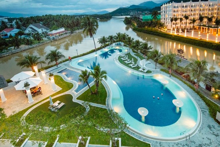 Cham Oasis Nha Trang Resort Condotel sở hữu hồ bơi có diện tích lớn nhất thành phố Nha Trang (nguồn: Booking.com).