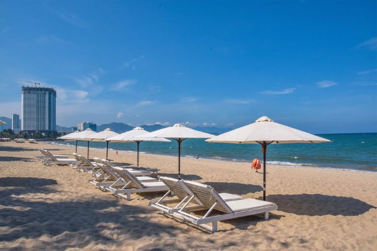 Bãi biển riêng được trang bị ghế dài và dù to nhằm phục vụ tối đa nhu cầu nghỉ ngơi của du khách (nguồn: Booking.com).