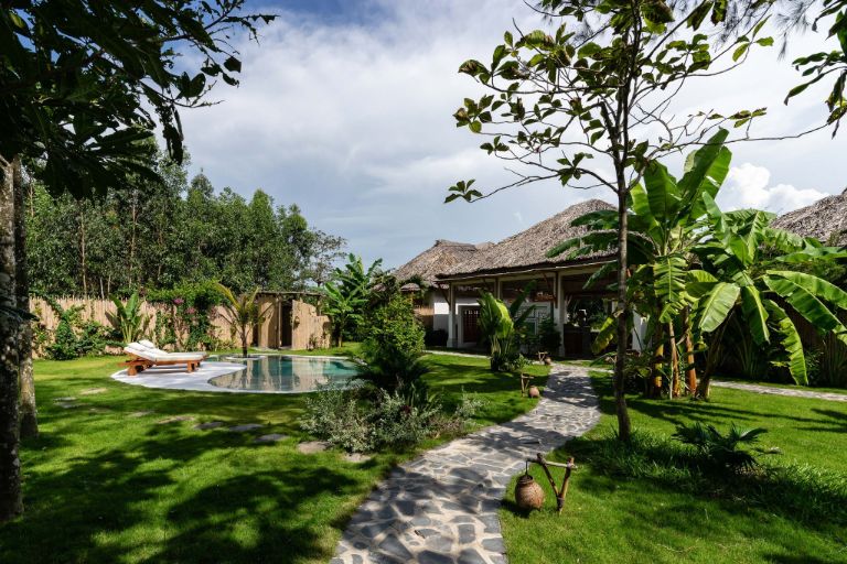 Chi Bu Resort đem tới không gian sống xanh trong khu vườn nhiệt đới bạt ngàn. 