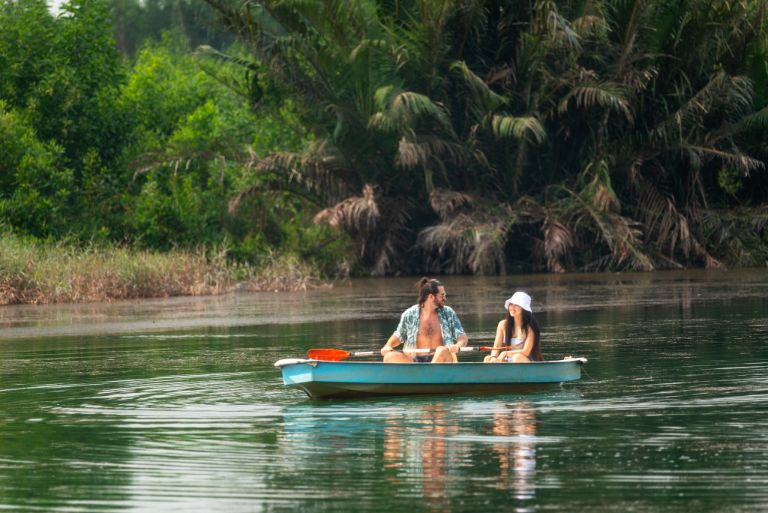 Dịch vụ lướt ván và chèo thuyền kayak tại Chi Bu Resort sẽ cho bạn cơ hội tham gia vào một hoạt động thể thao nước đầy hứng thú.