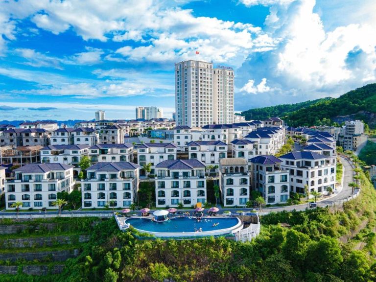 D'Lioro Hotel & Resort Hạ Long là một quần thể nghỉ dưỡng 5 sao tại Vịnh Di Sản (nguồn: Booking.com).