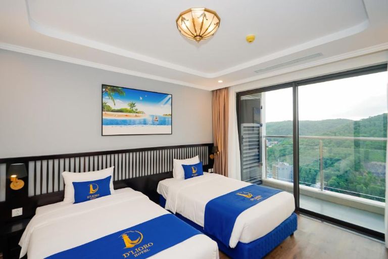 Phòng ngủ Luxury Suite có tầm nhìn ra núi rừng đồi Hải Quân vô cùng yên bình.(nguồn: Booking.com).