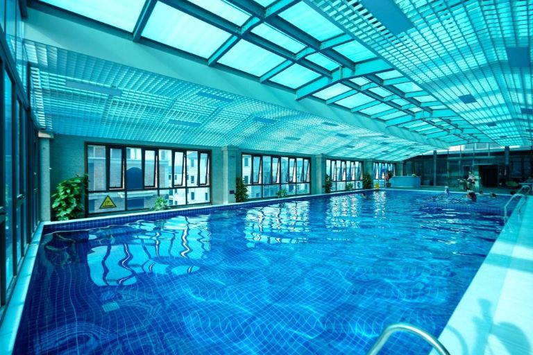 Bể bơi bốn mùa nằm trong nhà có mái che và có diện tích hơn 400 mét vuông (nguồn: Booking.com).