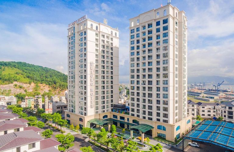 D'Lioro Hotel & Resort Hạ Long sừng sững như ngọn hải đăng với kiến trúc hiện đại và sang trọng (nguồn: Booking.com).