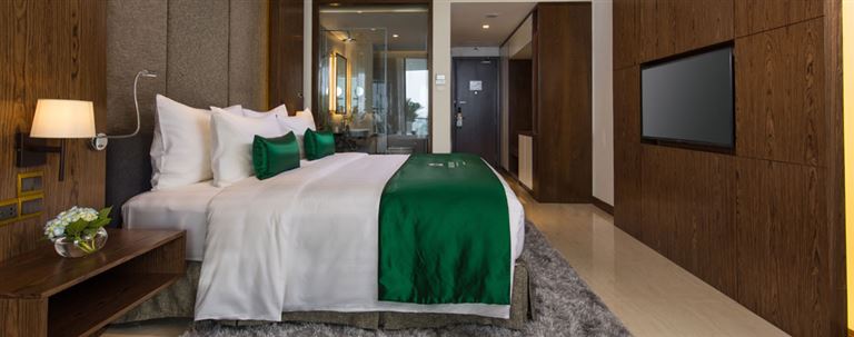 Phòng Premium Deluxe thiết kế đơn giản nhưng ấm cúng và sang trọng với nội thất gỗ cao cấp và giường đôi cỡ lớn. 