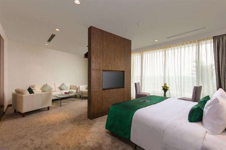 Junior Suite là không gian rộng rãi, với đầy đủ tiện nghi phòng khách sang trọng, phòng ngủ tiện nghi sắp xếp liền kề. 
