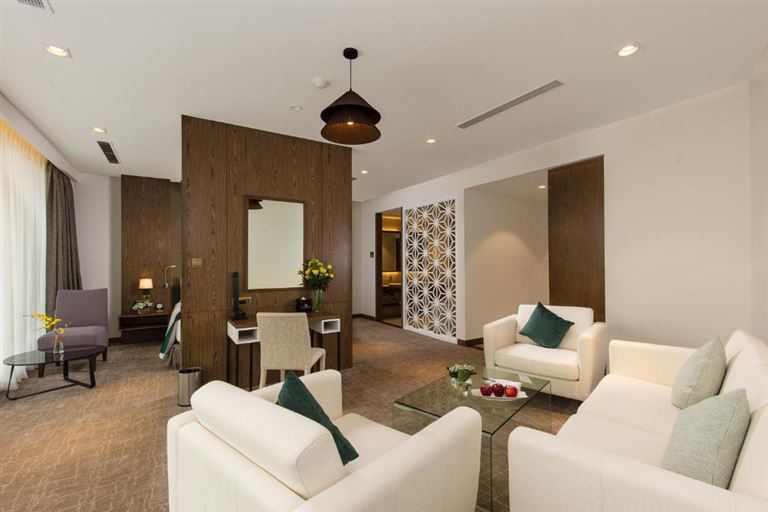 Phòng Junior Suite mang phong cách thiết kế chuẩn châu Âu hiện đại, tone màu trắng chủ đạo, sàn nhà trải thảm vân đá độc đáo. 
