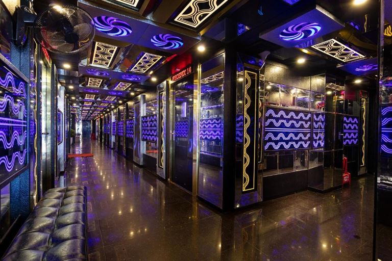 Quán karaoke được trang bị hệ thống trang thiết bị hiện đại, hệ thống đèn led bắt mắt và hệ thống âm thành, ánh sáng chất lượng cao. 