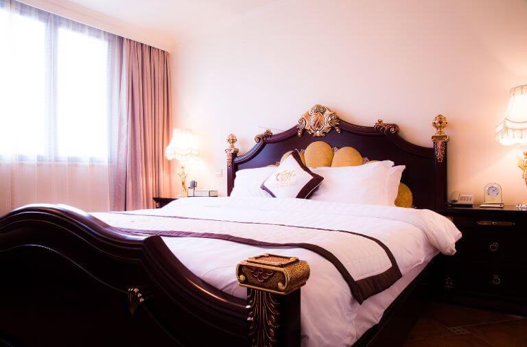 Giường đôi cỡ lớn mang phong cách hoàng gia cực kỳ ấn tượng được đặt ở chính giữa phòng. (Nguồn: dosonresorthotel)