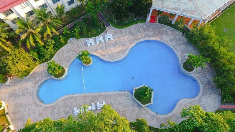 Hồ bơi trong xanh có thiết kế uốn lượn, tọa lạc tại ngay trung tâm khu nghỉ dưỡng. (Nguồn: internet)