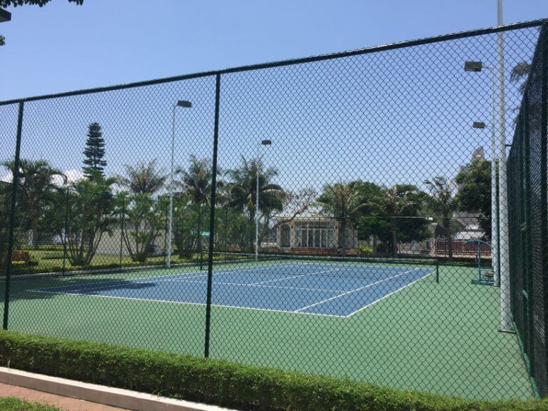 Du khách có thể cùng người thân, bạn bè chơi những trận cầu giải trí tại sân tennis của khu nghỉ dưỡng. (Nguồn: internet)