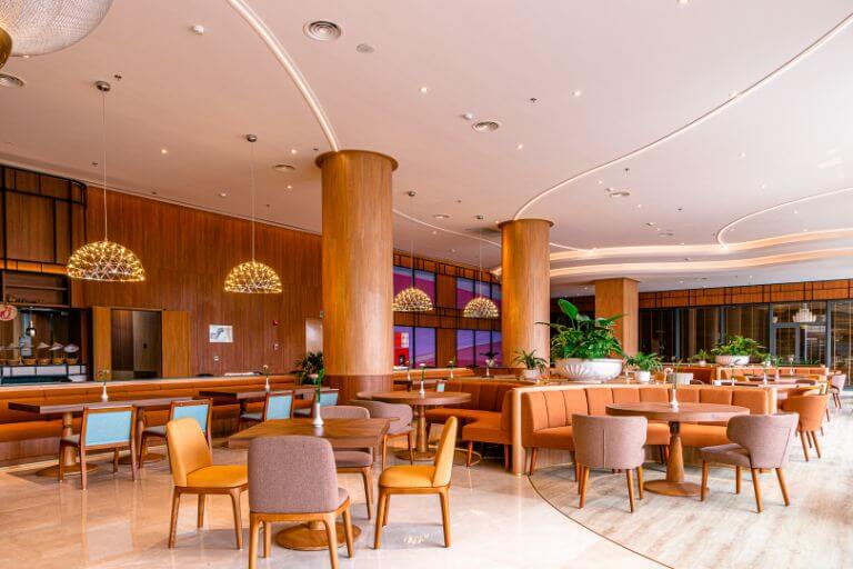 Nhà hàng Au De' Lisse được thiết kế với không gian rộng rãi thoáng mát. (Nguồn: dreamdragonresort)