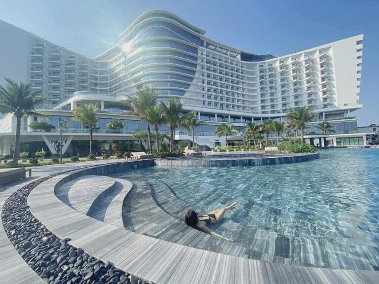 Khu vực bể bơi ngoài trời cực kỳ xịn xò tại Dream Dragon Resort Hải Phòng. (Nguồn: internet)