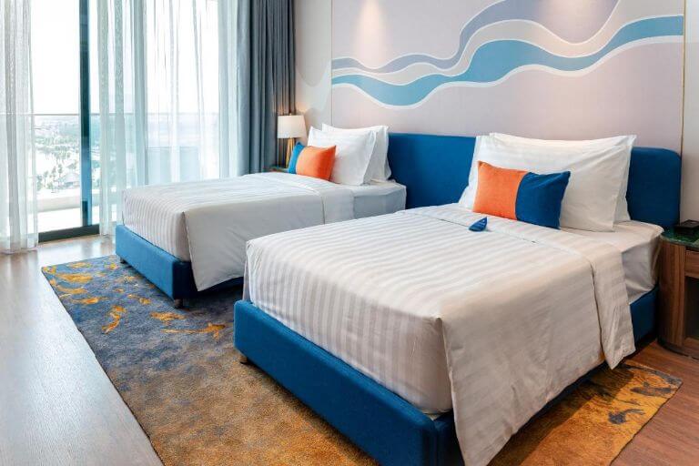 Phòng Premier sử dụng tone màu xanh dương chủ đạo, mang lại cảm giác mát mẻ và hương vị của đại dương. (Nguồn: Booking.com)