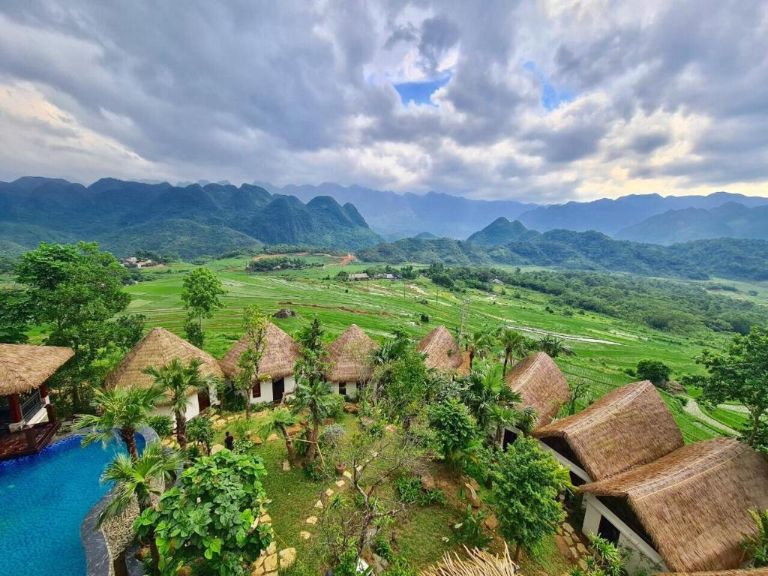 Các Bungalow của resort có thiết kế ngôi nhà mái rơm và tường gỗ giống như những cây nấm. (nguồn: Booking.com).