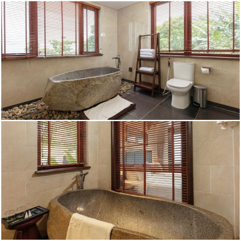 Hạng phòng có Phòng tắm sang trọng được ngăn với phòng ngủ bằng rèm gỗ tinh tế. (nguồn: Booking.com).