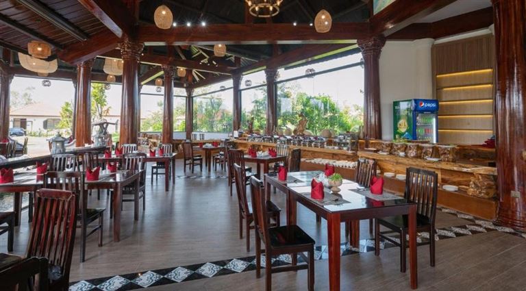 Không gian sang trọng, hiện đại, thoáng mát với hồ cá Koi bao quanh tại nhà hàng trung tâm của Eco Resort Cần Thơ. 