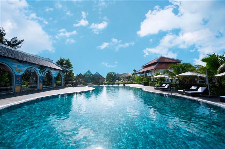 Eco Resort Cần Thơ sở hữu hồ bơi nước mặn lớn nhất đồng bằng sông Cửu Long với thiết kế đẹp mắt, tạo điểm check-in triệu view. 