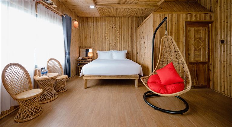 Du khách đặc biệt ưu tiên hạng phòng Bamboo Bungalow Lake View - là các căn phòng được đặt trên mặt hồ sinh thái tuyệt đẹp. 
