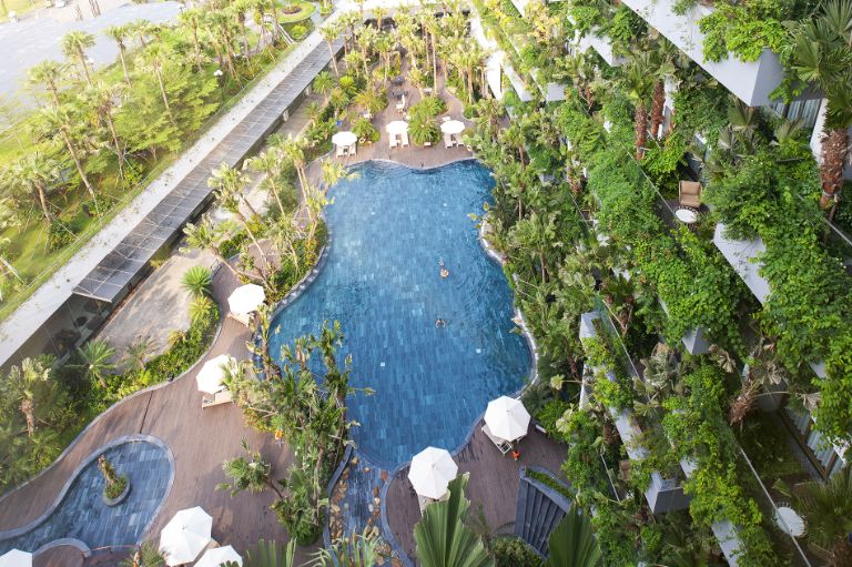 Hệ thống bể bơi Poem sở hữu địa thế độc đáo, được bao quanh bởi những tòa nhà cao tầng trải đầy cây xanh. 