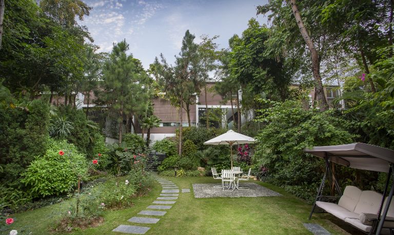 Biệt Thự Luxury Skylake nằm ẩn mình trong khu vườn xanh mát. 
