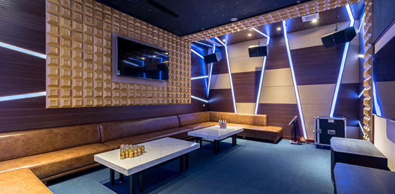 Các phòng karaoke được thiết kế khép kín với không gian sang trọng cùng hệ thống đèn led hiện đại. 