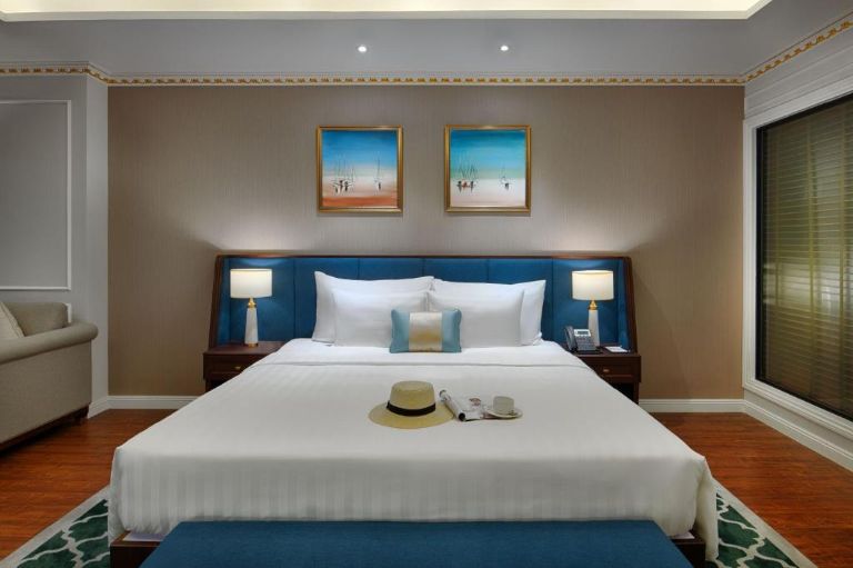 Phòng được bố trí 1 giường đôi King size với chăn đệm cao cấp (nguồn: Booking.com).