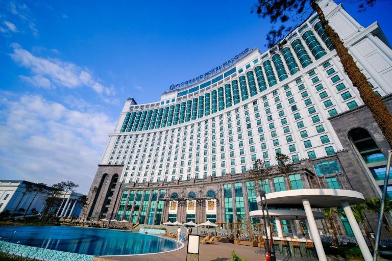 Resort mang lối kiến trúc phóng khoáng với kiểu dáng cánh cung ôm trọn Vịnh Hạ Long (nguồn: Booking.com).