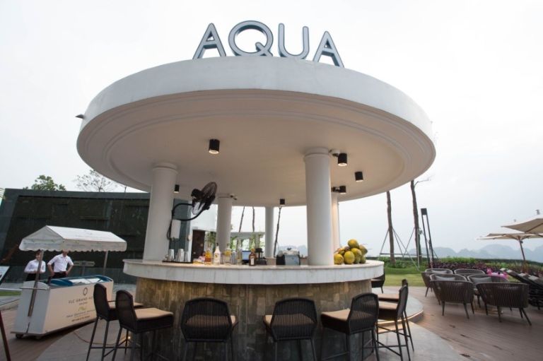 Aqua Pool Bar được đặt tại khu vực bể bơi ngoài trời, phục vụ đồ uống đa dạng (nguồn: Booking.com).