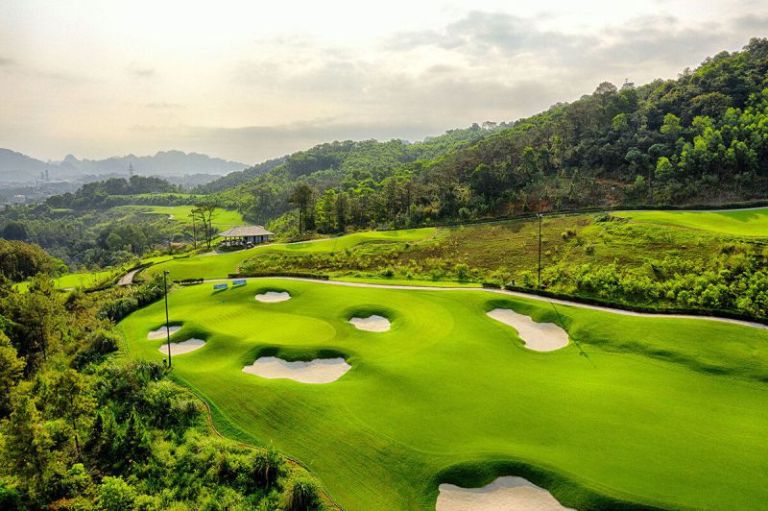 Sân golf tại FLC Hạ Long được xây dựng theo tiêu chuẩn quốc tế với thảm cỏ xanh rộng lớn (nguồn: Booking.com).