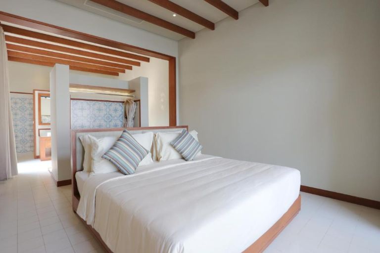 Phòng ngủ gồm có 1 giường đôi cỡ lớn, thích hợp dành cho 2 người lớn nghỉ dưỡng (nguồn: Booking.com).